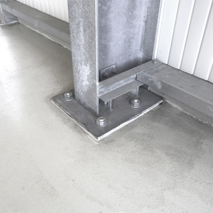 Dübelverankerung einer Stahlhalle