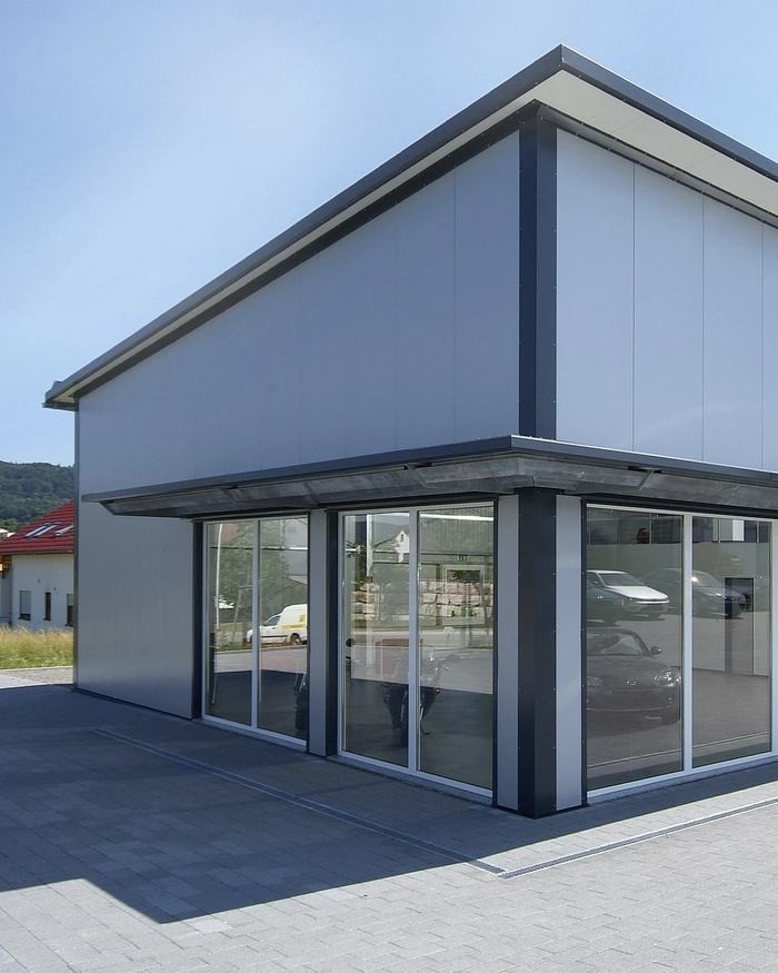 Pultdachhalle mit Dachüberstand und Vordach